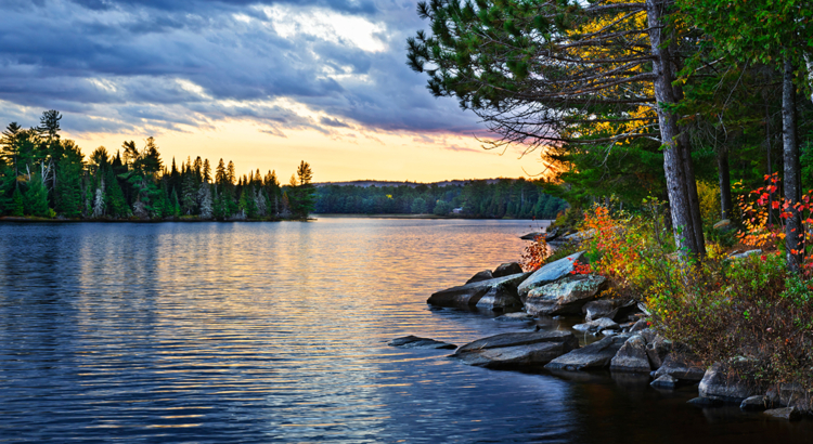 Kanada Ontario Lake of Two Rivers im Algonquin Park iStock Elenathewise